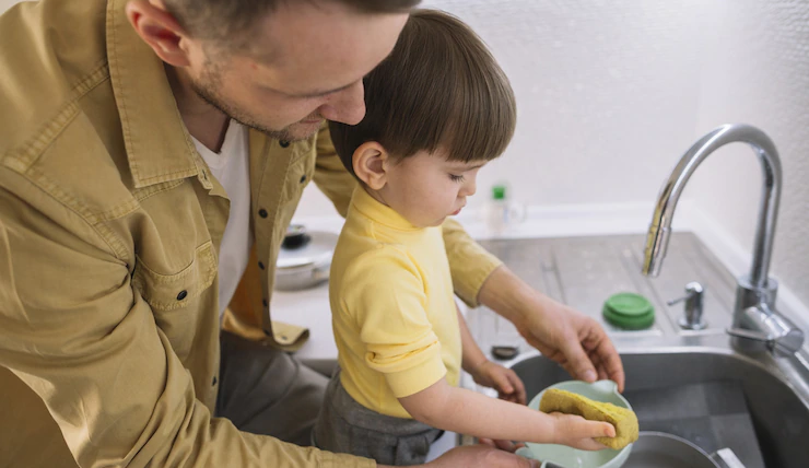 Especial Dia dos Pais: como ensinar o seu filho a ajudar na limpeza doméstica?