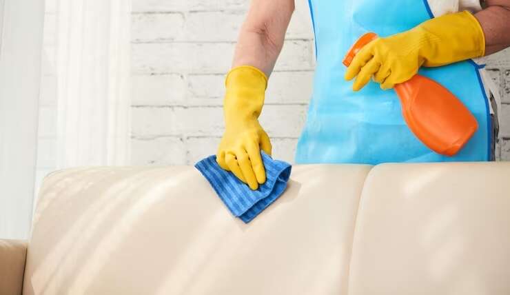 Entenda os riscos ao realizar uma limpeza caseira nos estofados